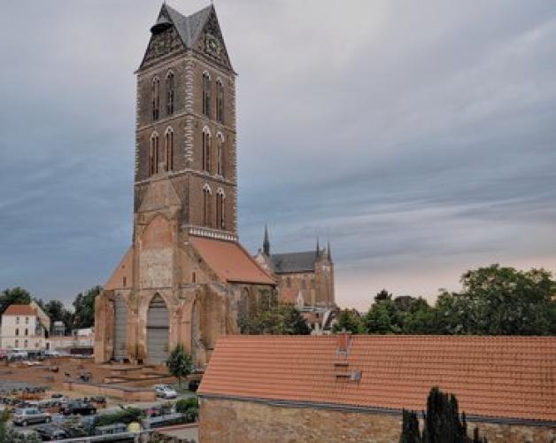 Wismars Stadtkern   mit dem  Turm der Marienkirche ebenso. zvs