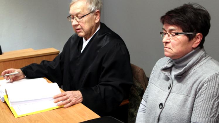 Klagen auf Schmerzensgeld: Pflegerin Eva-Maria Radtke und ihr Anwalt Albrecht Lüthkedpa