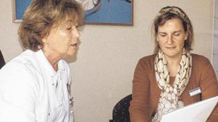 Privat-Dozentin Dr. Angela Olinger (l., hier im Gespräch mit  Annette Schäfer, kaufmännische Direktorin des Plauer Klinikums) wird das Zertifikat in Schwerin in Empfang nehmen. ilja baatz