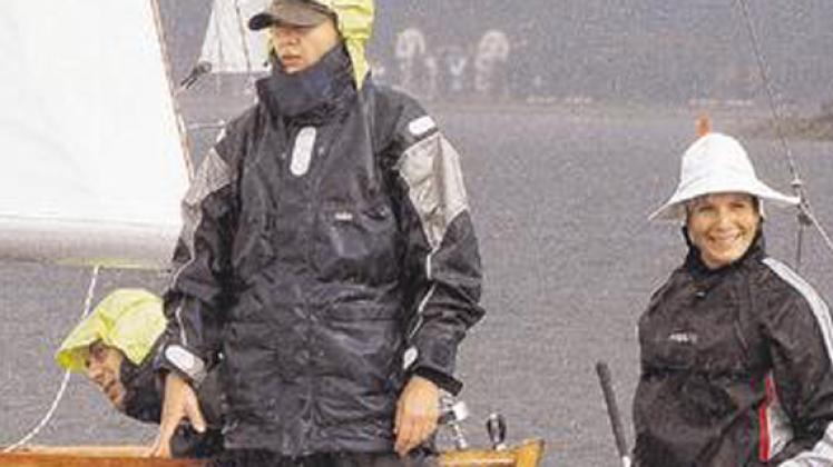 Die letzte Donnerstagsregatta 2011 zeichnete sich durch Sturm und Regen aus. Doch für Britta Staude gibt es  kein schlechtes Segel-Wetter. Sie ging an den Start.kawi