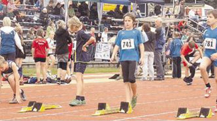 Konzentriert: Sprinter Tim Lübbert (Nr. 741) vor dem 50-m-Start. Rechts mit Nr. 781: Bengt Czapla (Medizin Schwerin).herbst