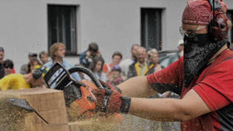 Jochen Groß  aus Lausnitz in Thüringen ist mit 26 Jahren der jüngste Teilnehmer am Speedcarving-Wettbewerb in Dobbertin.  Katharina Roese