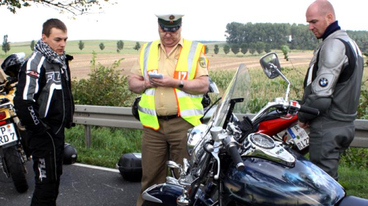Polizeihauptmeister Ulrich Hamann nimmt die Daten und den verursachten Schaden an den Motorrädern auf. Ines Engelbrecht