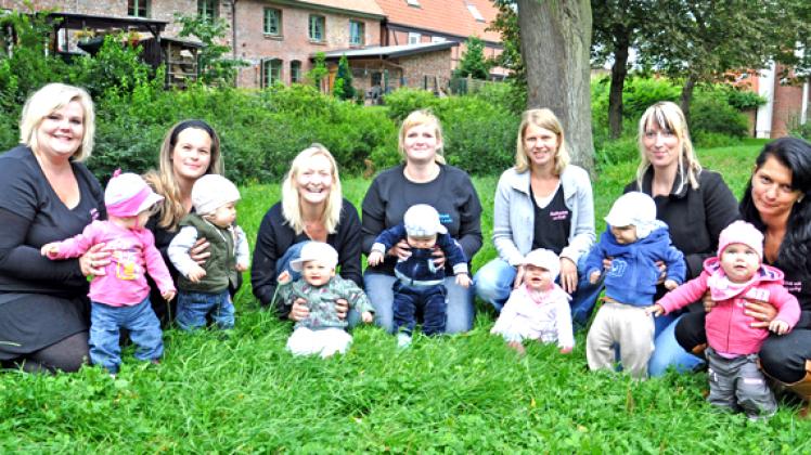 Jeden  Mittag treffen sich die Muttis der Parchimer Kinderwagen-Gang am  Brunnen auf dem Schuhmarkt. Gemeinsam ziehen sie dann los, um zu shoppen,  zu quatschen, Behördengänge zu erledigen  oder  wie am Tag, als dieses Foto entstand, die  Sonne bei ersten "Spielen"  ihrer Kleinen auf den Wallanlagen zu genießen. Herbst