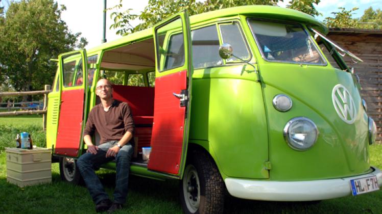 Mit seinem 36 Jahre alten T 1 VW-Bulli   ist Dirk Hansen aus Lübeck zum Bulli-Treff gekommen, um sich mit anderen Liebhabern dieser Autos auszutauschen.Hans Taken