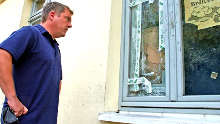 Ladeninhaber Steffen Wandschneider an dem zertrümmerten Fenster seines Geschäftesilja baatz
