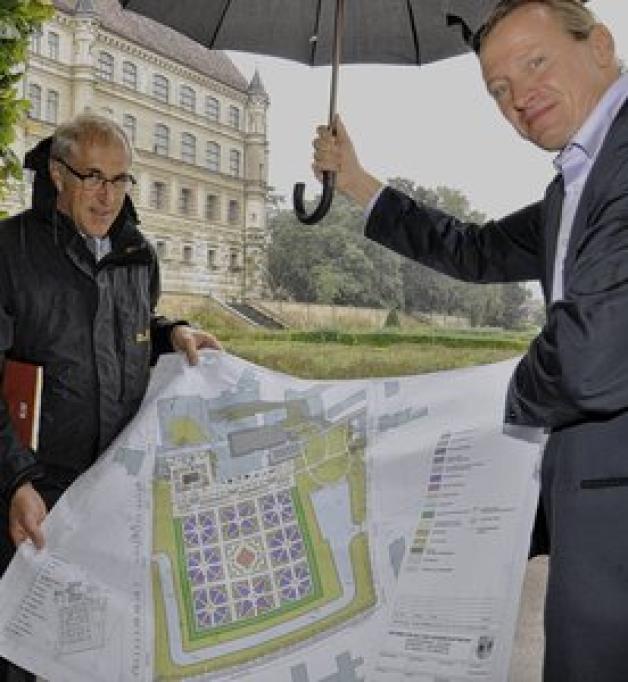 Michael Bleyder, Leiter der Geschäftstelle Schwerin des BBL, und Projektleiter Dietmar Braune (v.l.) waren diese Woche zu letzten Feinabsprachen in Güstrow. REgina Mai Michael Bleyder, Leiter der Geschäftstelle Schwerin des BBL, und Projektleiter Dietmar Braune (v.l.) waren diese Woche zu letzten Feinabsprachen in Güstrow. REgina Mai