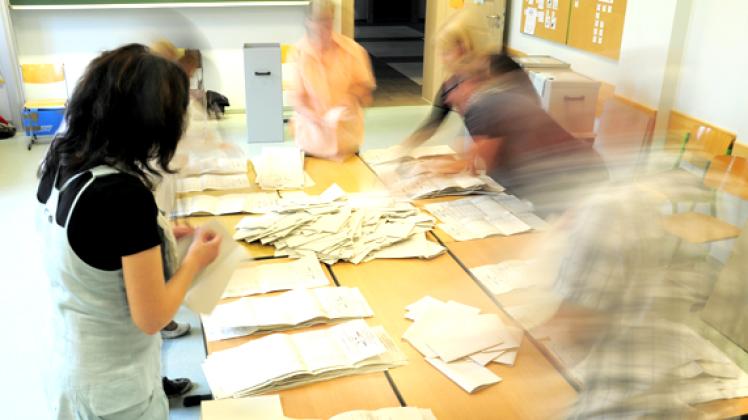 Alle Hände voll zu tun hatten die Wahlhelfer im Wahlbüro Amtsstraße. Viel Zeit zum Verschnaufen gabs nicht. bohlmann