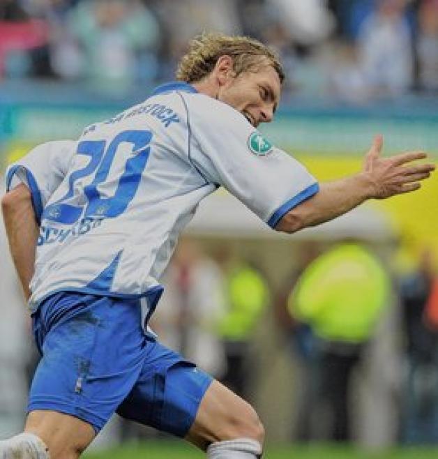 Jubel nach dem Siegtor: Rostocks Abwehrmann Peter Schyrba war in der vergangenen Saison nach dem 2:1-Siegtreffer in der Nachspielzeit gegen Eintracht Braunschweig fast nicht mehr einzufangen. Georg Scharnweber Jubel nach dem Siegtor: Rostocks Abwehrmann Peter Schyrba war in der vergangenen Saison nach dem 2:1-Siegtreffer in der Nachspielzeit gegen Eintracht Braunschweig fast nicht mehr einzufangen. Georg Scharnweber