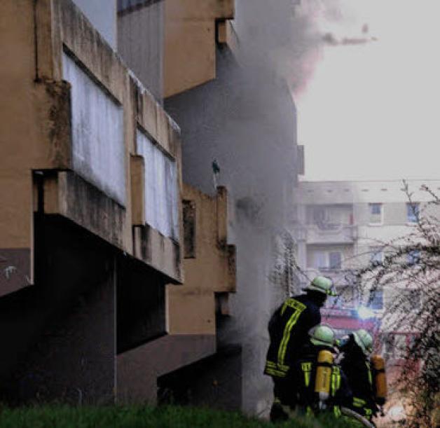 Gelöscht: Feuerwehrmänner mit Atemschutzgeräten vor dem Keller.Ralf Drefin