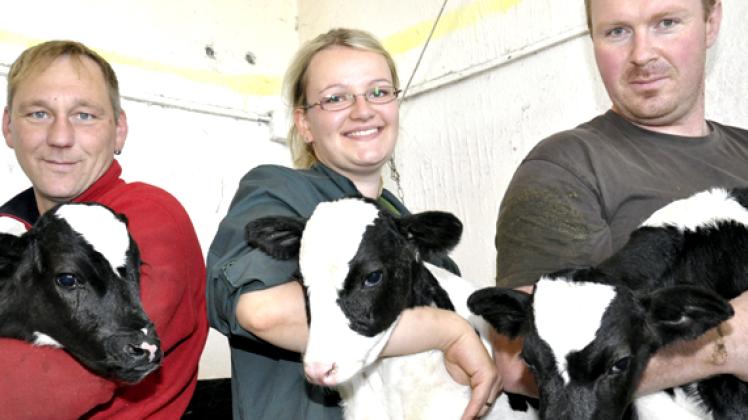 Freude im Kuhstall in Lüssow: Anne, Alma und Anna sind wohlauf.  Kälberpfleger Hans-Joachim Schnee, Tierärztin Anne Ungnade und  Andreas Möller, Besamer und Klauenpfleger, (v.l.) halten die neugeborenen Kälbchen im Arm.Regina Mai
