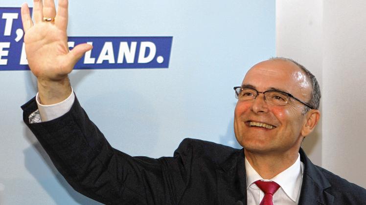 Der Ministerpräsident von Mecklenburg-Vorpommern und Spitzenkandidat der SPD, Erwin Sellering, jubelt nach der Bekanntgabe der ersten Progosen. Foto: dpa