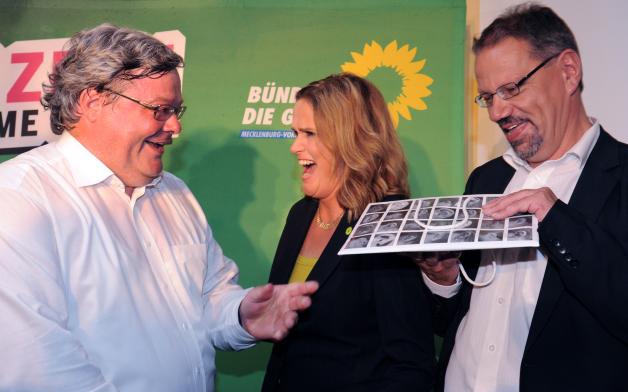 Der Grünen Europaabgeordnete Reinhard Bütikofer (l-r), Lothar Gajek und Silke Gajek, die Spitzenkandidaten von Bündnis90/Die Grünen für die Landtagswahlen in Mecklenburg-Vorpommern, jubeln im Seglerheim in Schwerin auf der Wahlparty der Grünen. Foto: dpa Der Grünen Europaabgeordnete Reinhard Bütikofer (l-r), Lothar Gajek und Silke Gajek, die Spitzenkandidaten von Bündnis90/Die Grünen für die Landtagswahlen in Mecklenburg-Vorpommern, jubeln im Seglerheim in Schwerin auf der Wahlparty der Grünen. Foto: dpa
