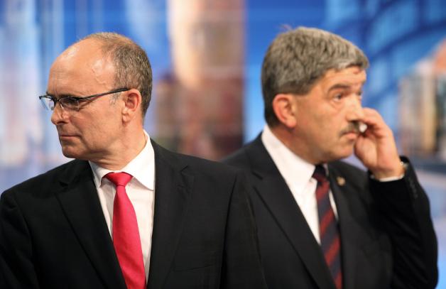 Der Ministerpräsident von Mecklenburg-Vorpommern und Spitzenkandidat der SPD, Erwin Sellering (l) und der CDU-Spitzenkandidat Lorenz Caffier stehen in Schwerin in einem Fernsehstudio nebeneinander.  Foto: dpa