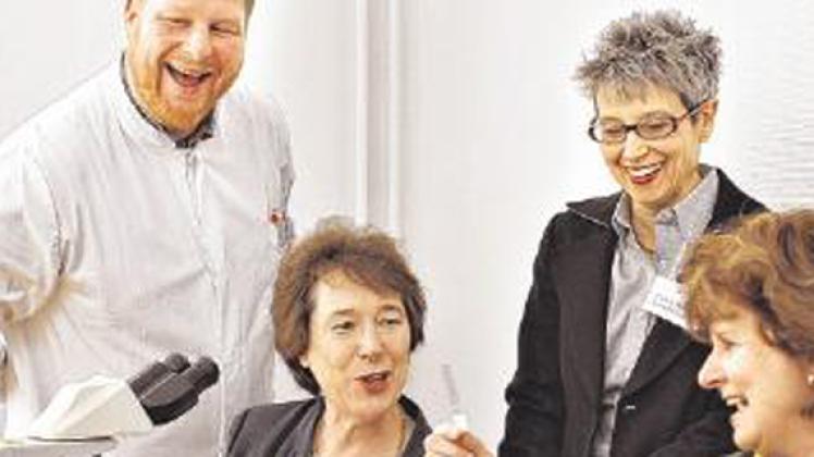 Grund zur Freude: Der Rostocker Professor Jens Pahnke  (links) entdeckt mit seinem Forscherteam ein für Alzheimer relevantes Gen. geos