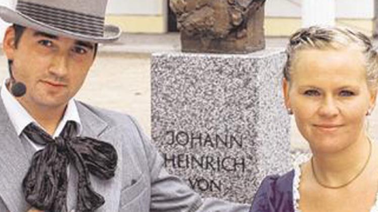 Johann Heinrich von Thünen  und seine Frau Helene - zur Feier des Einzuges des Paares vor 200 Jahren in Tellow dargestellt von Ricardo Schlaak und Nadine Michels - können wieder lächeln. Erst einmal ist der Erhalt des Museums gesichert.Archiv