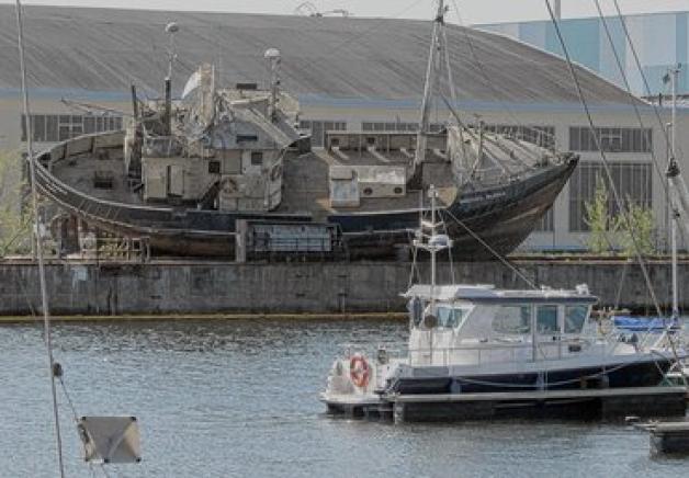 Vier Monate lang sorgte der auf Land gesetzte Schrottkutter für ein ungewöhnliches Bild am Westhafen.hans-joachim zeigert Vier Monate lang sorgte der auf Land gesetzte Schrottkutter für ein ungewöhnliches Bild am Westhafen.hans-joachim zeigert