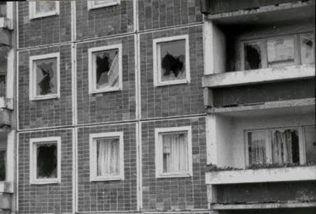 Eingeworfene Scheiben, ausgebrannte Wohnungen: das Sonnenblumenhaus nach den Anschlägen von 1992 NNN