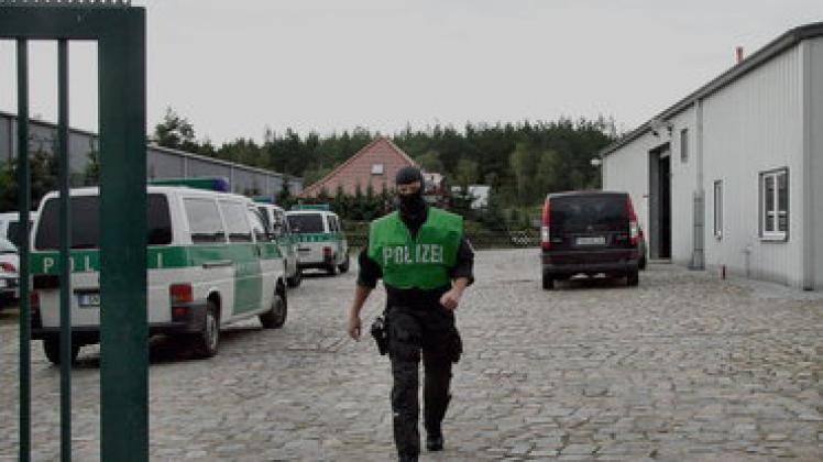 Sondereinsatzkräfte der Bereitschaftspolizei Schwerin durchsuchten gestern Areale von zwei des Diebstahls und der Hehlerei beschuldigten Personen in Grabow. Harald Schulz
