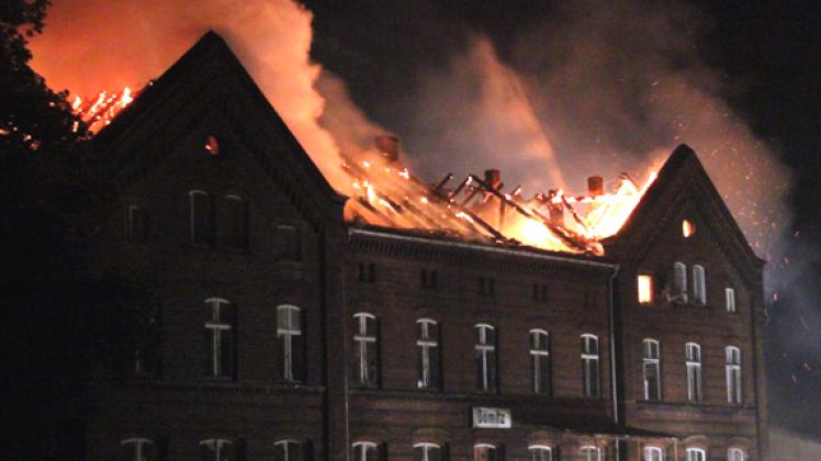 Das ehemalige Bahnhofsgebäude in Dömitz steht in Flammen. Foto: Ralf Drefin