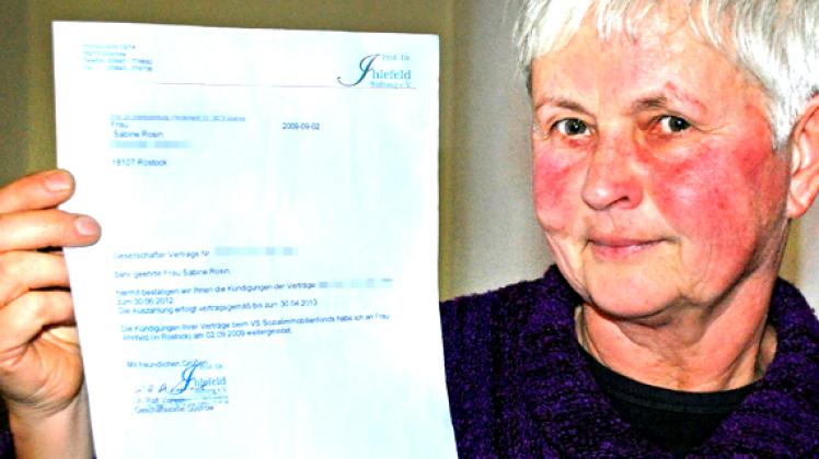 Betrogen und bitter enttäuscht: Sabine Rosin (65) mit der Kündigung ihrer Verträge bei den Fonds der Volkssolidarität. Foto: sula