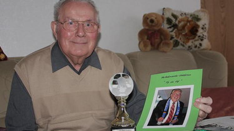 Herbstmeister Hans Badenschier aus Wittenberge bekam von seiner Familie einen Pokal und schickte im Sommer... Herbstmeister Hans Badenschier aus Wittenberge bekam von seiner Familie einen Pokal und schickte im Sommer...