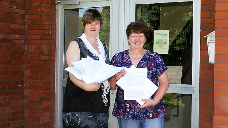 Insgesamt 212 Unterschriften gegen die Schließung des Wahllokals in Woosmer halten Annett Schwenk (links) und Edeltraud Losch in den Händen. zvs