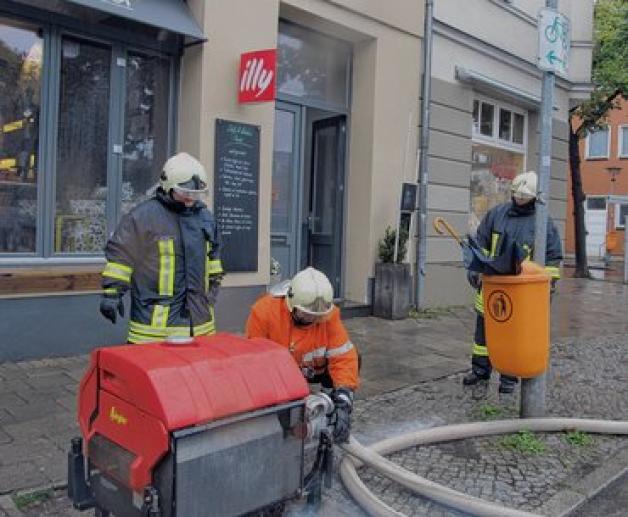 Am Warnemünder  Kirchenplatz pumpt die Freiwillige Feuerwehr Groß Klein Keller leer. susa