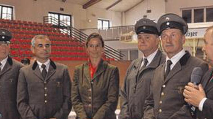 Parade der Verantwortlichen, u. a. mit Gestütsleiterin Antje Kerber (4.v.r.) und Minister Till Backhaus (re.)Mayk Pohle