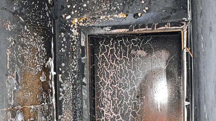 Wo der brennende Kinderwagen stand, ist der Flur völlig verrußt. Hinter der Tür war die Familie von Feuer und Rauch eingeschlossen.