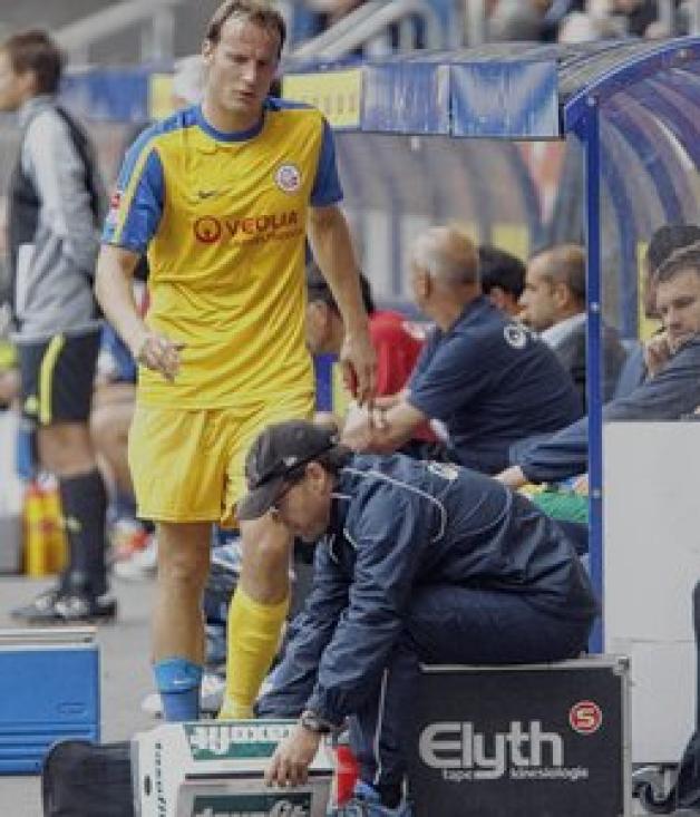 Einsatz gegen Aachen fraglich: Schon im Duell in Duisburg musste Rostock Pavel Koštál (im Vordergrund Physiotherapeut Frank Scheller) vorzeitig verletzt vom Platz. Wegen einer Fußverletzung droht der tschechische Abwehrmann nun auch gegen Aachen auszufallen. Inside-Picture Einsatz gegen Aachen fraglich: Schon im Duell in Duisburg musste Rostock Pavel Koštál (im Vordergrund Physiotherapeut Frank Scheller) vorzeitig verletzt vom Platz. Wegen einer Fußverletzung droht der tschechische Abwehrmann nun auch gegen Aachen auszufallen. Inside-Picture