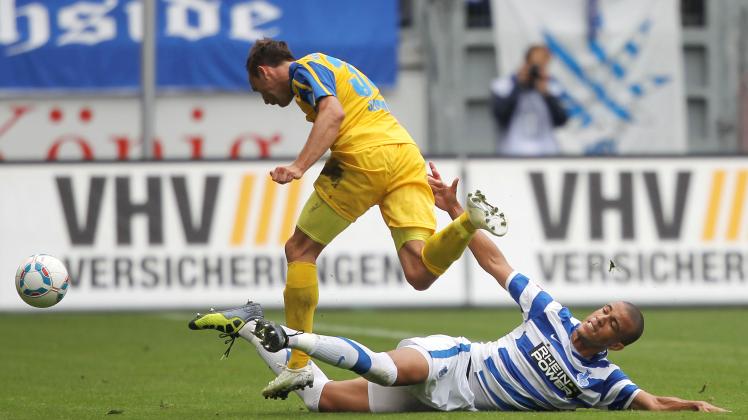 Duisburgs Bruno Soares (r.) und Rostocks Tino Semmer kaempfen um den Ball. Foto: Christoph Reichwein/dapd