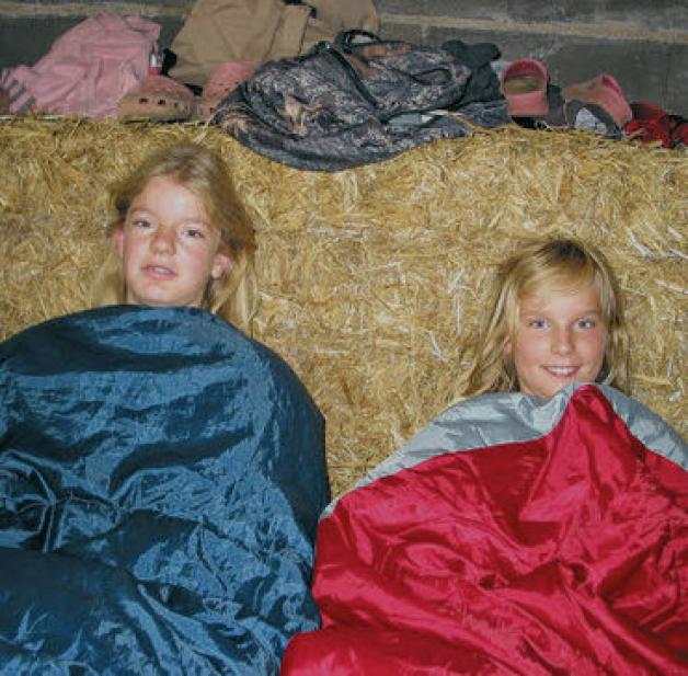 Anna Michell Wecker (12) und ihre Freundin Lea Pöhl (11) schälen sich gut gelaunt aus ihren Schlafsäcken.