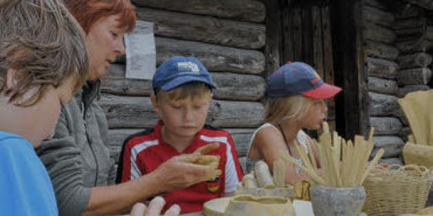 Töpfern mit Heike Pilz - das Freilichtmuseum Groß Raden bietet viele Ferienprojekte. Töpfern mit Heike Pilz - das Freilichtmuseum Groß Raden bietet viele Ferienprojekte.