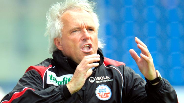 Hansa-Trainer Peter Vollmann wurde gestern im Training lauter und forderte seine Spieler zu mehr Kommunikation auf dem Platz auf. Georg Scharnweber