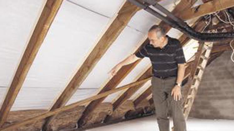 Energieeinsparung unterm Dach:  Nach der neuen Verordnung müssen  in vielen alten Gebäuden die oberste begehbare Geschossdecke oder das Steildach gedämmt werden. Welche Variante effektiver ist, hängt von der Nutzung der Räume ab. Friso Gentsch/dpa