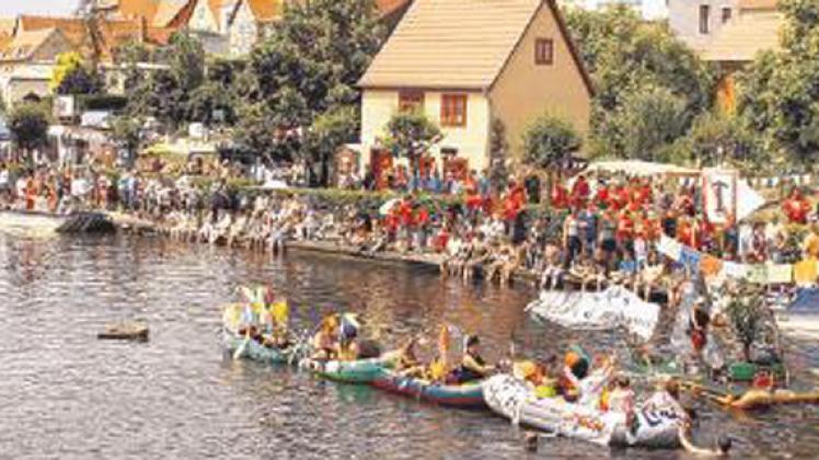 Karneval zu Wasser: Bei der Plauer Badewannenrallye ist Kreativität und gute Laune Pflicht.dpa Karneval zu Wasser: Bei der Plauer Badewannenrallye ist Kreativität und gute Laune Pflicht.dpa