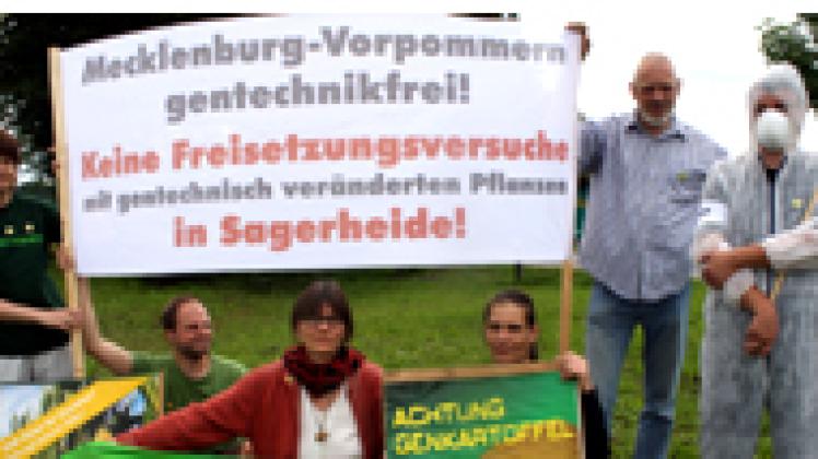 Friedlicher Protest gegen Freisetzungsversuche mit gentechnisch veränderten Pflanzen: Susanne Reichwein, Arnea Belau, Dr. Ursel Kalowski, Ute und Andreas Strauß sowie Markus Brost.