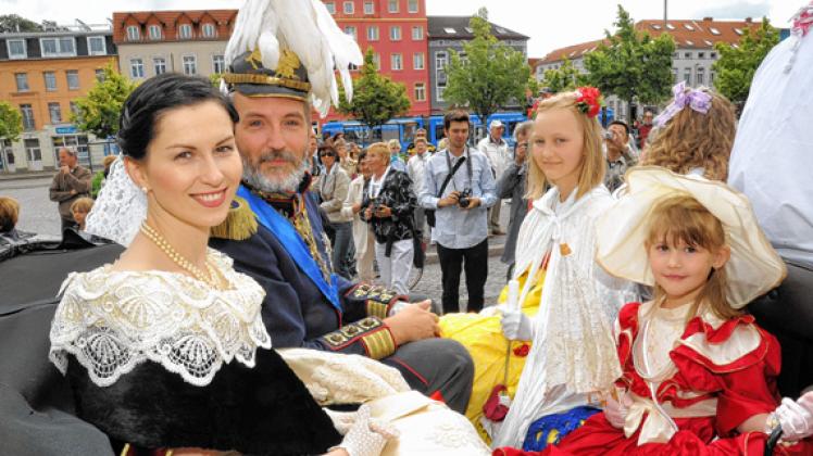 Das Herzogspaar führte den Festumzug an: Beim Schlossfest ließen sich wieder tausende Besucher in alte Zeiten entführen.