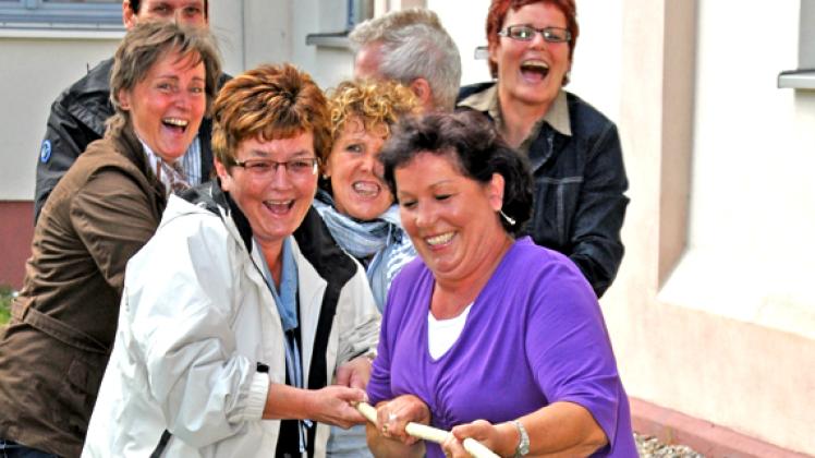 Im Landkreis Parchim gibt es mehr Schulsozialarbeiter, als auf diesem Foto, nämlich eigentlich 20. Und wenn es darauf ankommt, halten sie zusammen und ziehen alle an der selben Strippe. Simone Herbst Im Landkreis Parchim gibt es mehr Schulsozialarbeiter, als auf diesem Foto, nämlich eigentlich 20. Und wenn es darauf ankommt, halten sie zusammen und ziehen alle an der selben Strippe. Simone Herbst