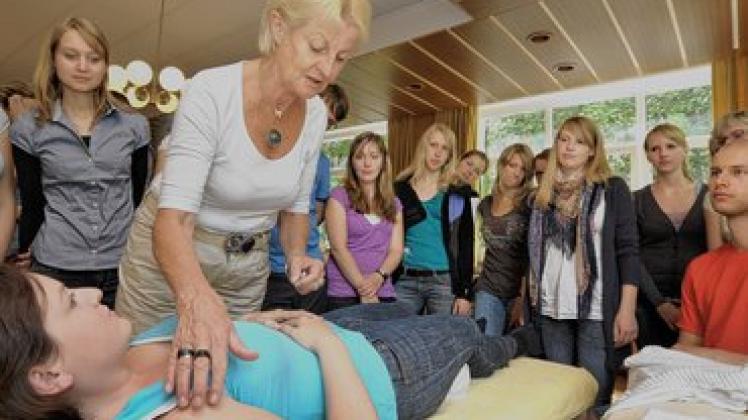 Einführung in die traditionelle chinesische Medizin: Dr. Regina Schwanitz bringt Medizinstudenten wie Anja Gehrhardt (24), 10. Semester, die Akupunktur näher.Georg Scharnweber