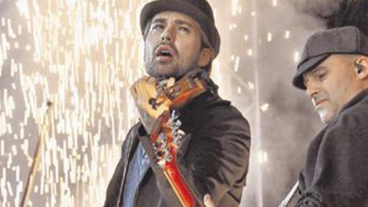 Perfekte Show: David Garrett und Gitarrist im Funkenregen.thilo röpcke