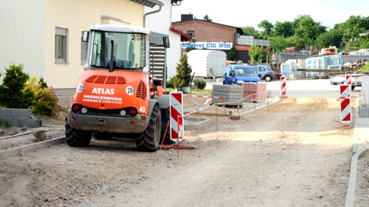 Die Baumaschinen stehen still:  "Am Aubach" warten die Bewohner  schon seit    Jahren auf die Fertigstellung ihrer Straße.Reinhard Klawitter 