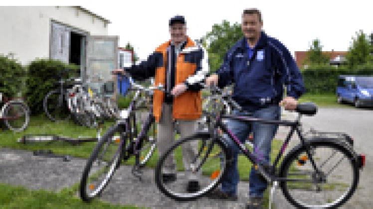 Mit ihren neuen Fahrrädern  unterwegs:  Christoph Ponwitz (links) und Bernd Vock  freuen sich  über die Aktion der Rostocker  Stadtmission.  Sophie Pawelke