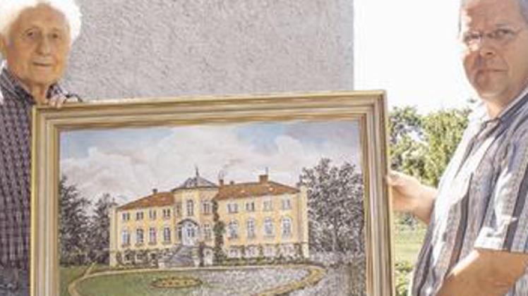 Günter Borgwadt hat das Wokrenter Schloss wieder auferstehen lassen. Winfried Krüger gab das Gemälde in Auftrag. In dem Gutshaus hatte seine Mutter von 1941 bis 1945 als Zimmermädchen gearbeitet. Das Haus wurde 2006 abgerissen. Nadine Schuldt