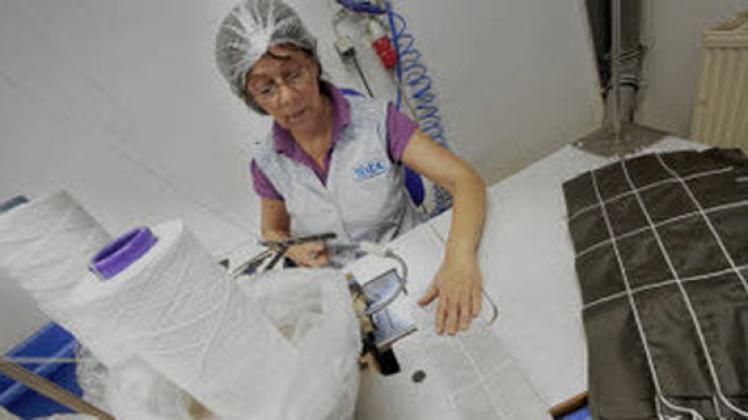 Näherin Marina Mülle produziert   Textildärme in verschiedenen Formen.  dapd