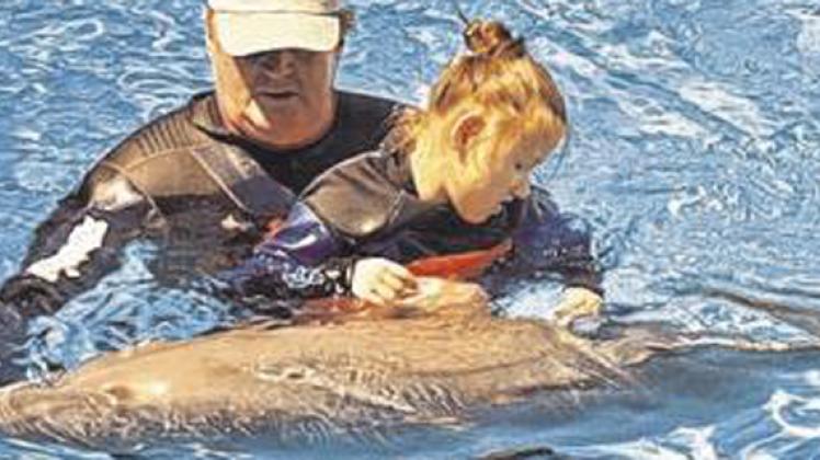 Jennifer und ein Therapeut beim "Spielen" mit einem Delphin. privat Jennifer und ein Therapeut beim "Spielen" mit einem Delphin. privat