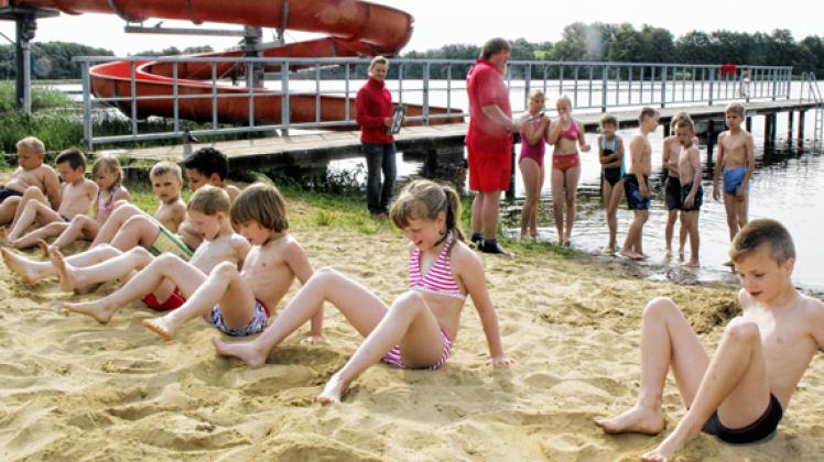 Trockenübung: Die Mädchen und Jungen der Grundschule in Lübz trainieren an Land Schwimmzüge, bevor es in den Kritzower See geht. Michael-Günther Bölsche