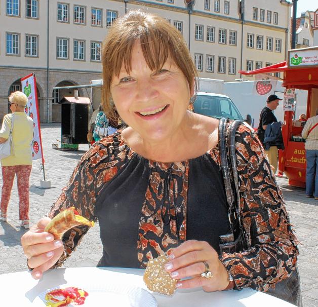 Herzhafte Käsebratwurst: Susanne Mandt lässt es sich munden. joro