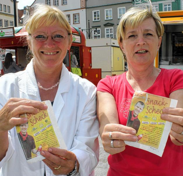 Marianne Görke und Dorianne Frieberg halten den Snack- Scheck bereit.